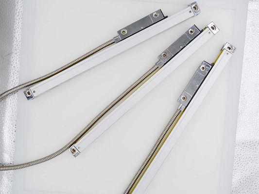 Προστατευτική τάξη IP67 Οπτικές γραμμικές κωδικοποιητές Ανάλυση 5μm Ανάλυση οθόνης Αυξητική ή απόλυτη